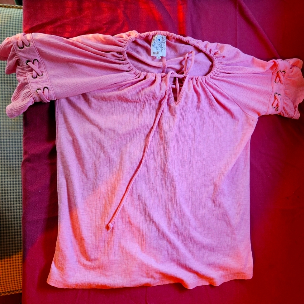Naïf, Medium, Pink shirt